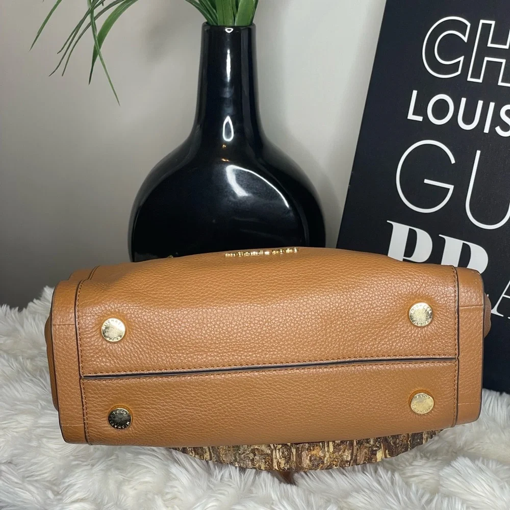 Michael Kors Caramel Shoulder Bag with Gold Chains - Picture 8 of 15